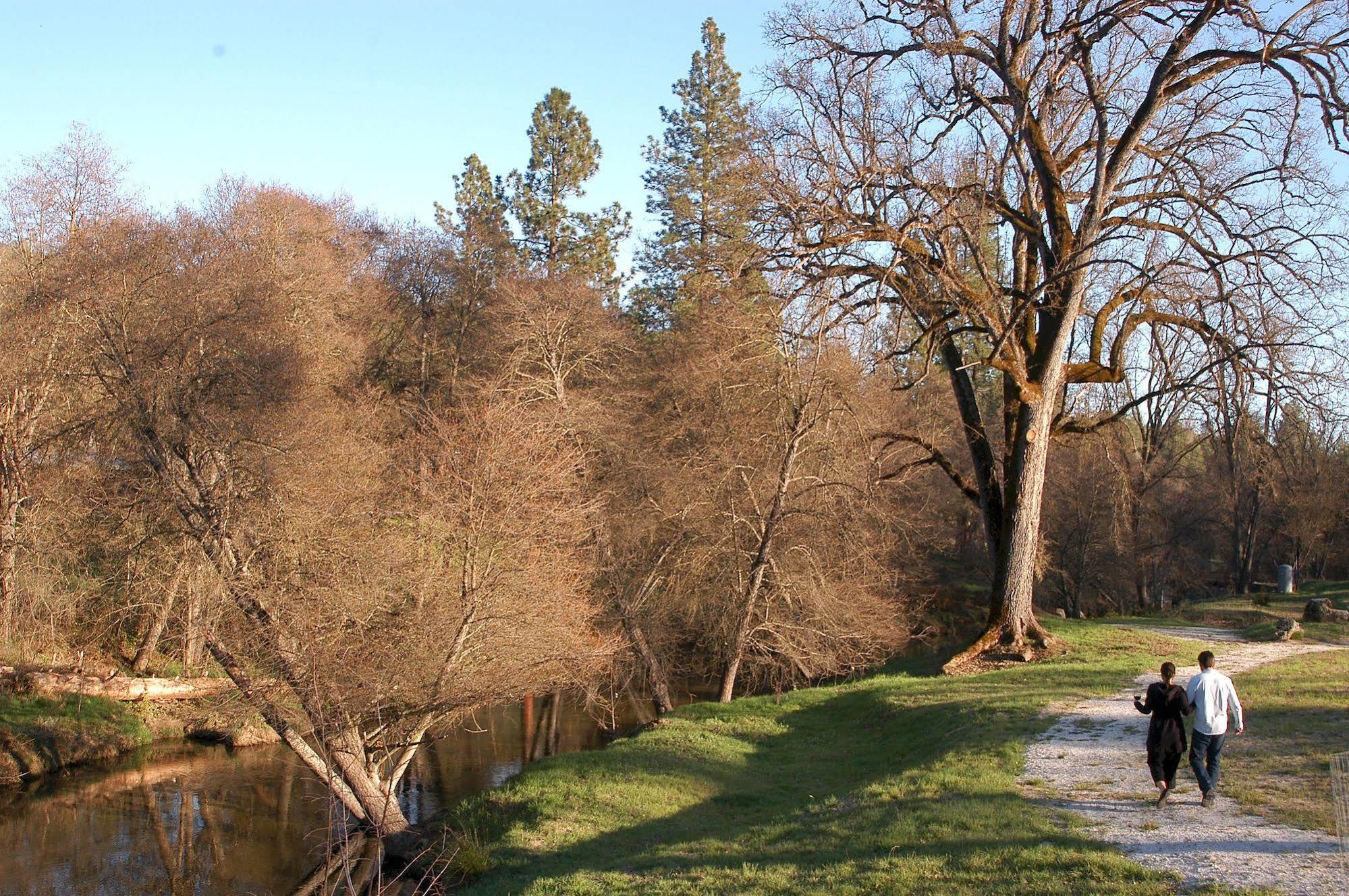 Queen'S Inn By The River Oakhurst Exterior photo