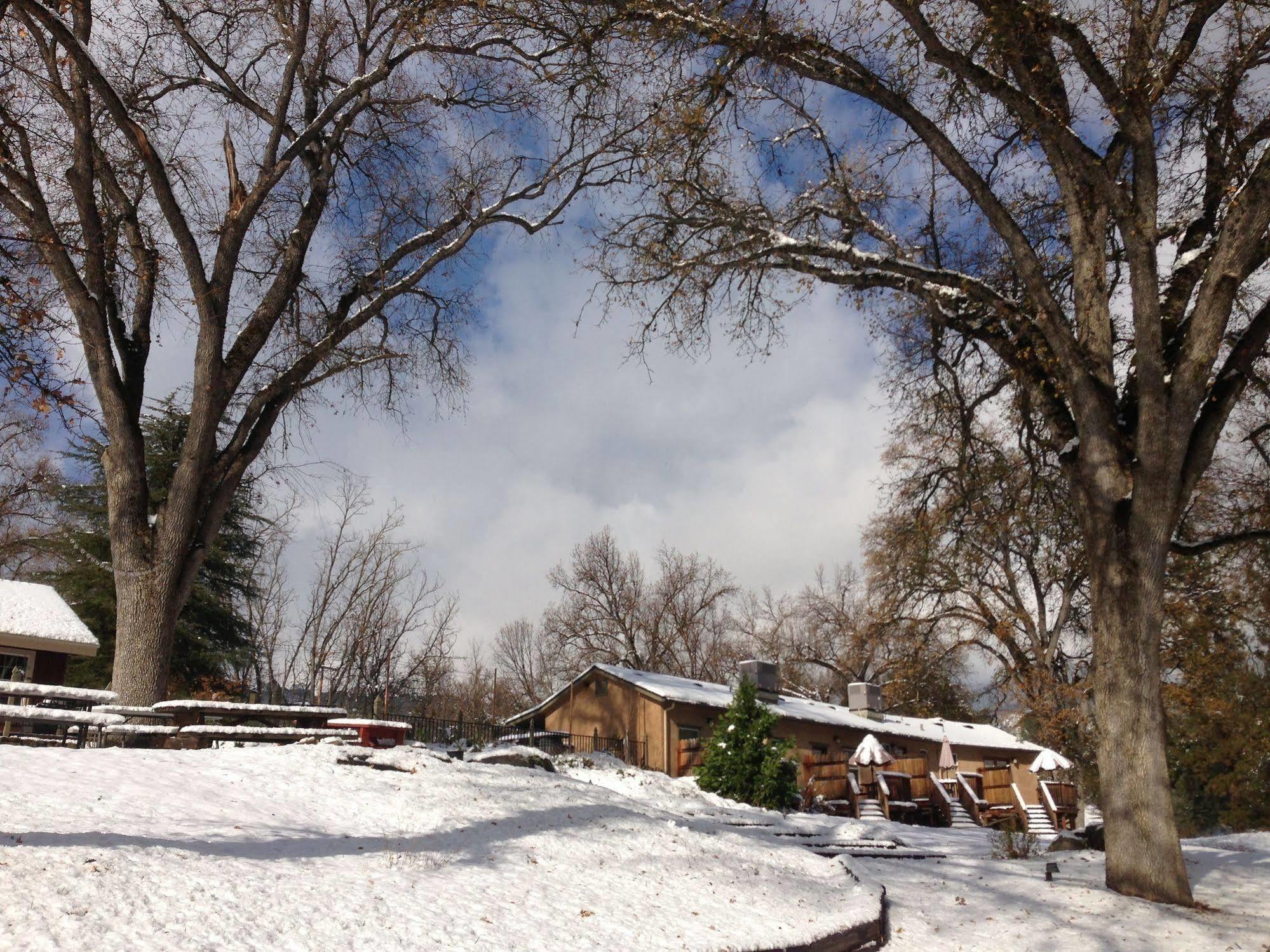 Queen'S Inn By The River Oakhurst Exterior photo